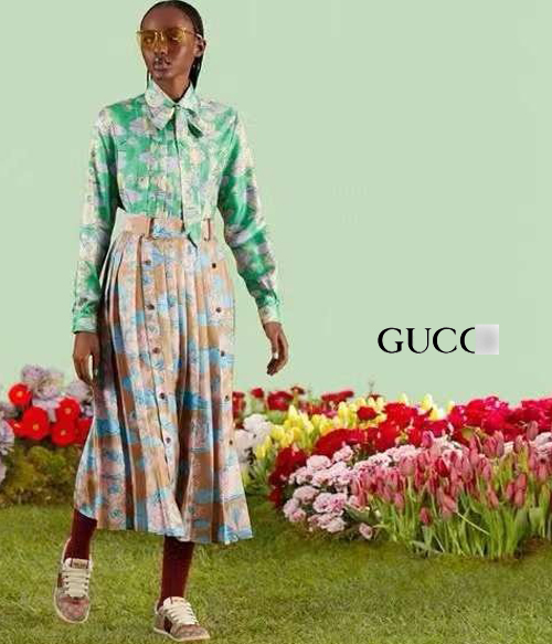 Gucc* button skirt ; 유니크한 프린팅에 플리츠 디자인으로 슬림하게 만나보실수 있는 스커트!!